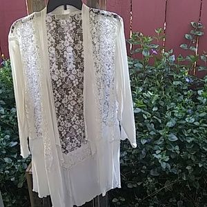 FLORAL WHITE LACE KIMONO